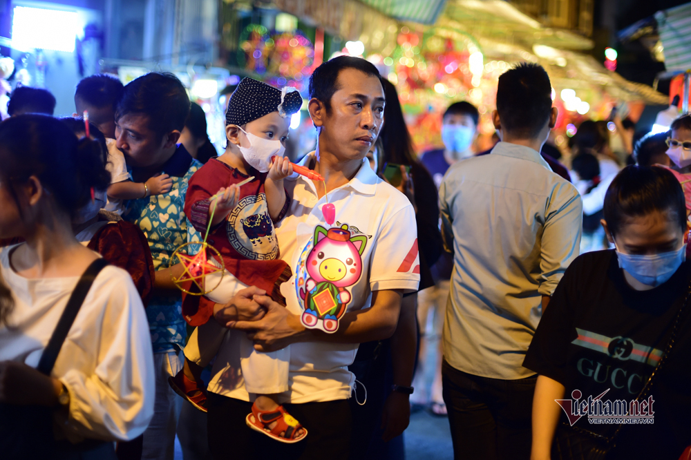 Nghìn người vui chơi trung thu ở phố lồng đèn Sài Gòn