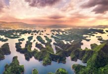 Check-in ‘vịnh Hạ Long’ của núi rừng Tây nguyên: Tà Đùng cái tên khiến bạn giật mình Hồ Tà Đùng được ví là vịnh Hạ Long của núi rừng Tây nguyên /// Ảnh: Shutterstock (do công ty Vietravel cung cấp)