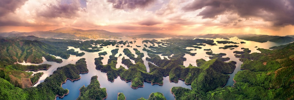 Hồ Tà Đùng được ví là vịnh Hạ Long của núi rừng Tây nguyên /// Ảnh: Shutterstock (do công ty Vietravel cung cấp)