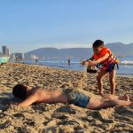 Người Đà Nẵng hòa mình tắm biển sau 45 ngày ‘cấm cửa’ vì dịch Covid-19 Người dân Đà Nẵng đổ xô ra biển từ mờ sáng sau 45 ngày cấm tắm biển /// ẢNH: HUY ĐẠT