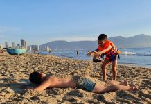 Người Đà Nẵng hòa mình tắm biển sau 45 ngày ‘cấm cửa’ vì dịch Covid-19 Người dân Đà Nẵng đổ xô ra biển từ mờ sáng sau 45 ngày cấm tắm biển /// ẢNH: HUY ĐẠT