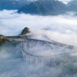 Cảnh biển mây bao phủ đường cao tốc ở Trung Quốc Canh bien may bao phu cau vuot anh 1