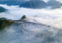 Cảnh biển mây bao phủ đường cao tốc ở Trung Quốc Canh bien may bao phu cau vuot anh 1