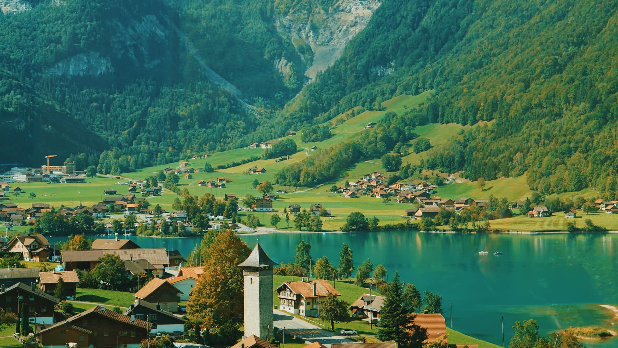 Hình nền máy tính về Thụy Sĩ sẽ đưa bạn đến với một thế giới đầy mê hoặc và lãng mạn. Với những cảnh quan tuyệt đẹp, những ngôi làng truyền thống và những tòa nhà cổ kính, bạn sẽ không thể rời mắt khỏi những hình ảnh này.
