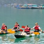 Mùa thu vàng khua mái chèo kayak trên vịnh Hạ Long Du khách chèo thuyền kayak ngắm cảnh vịnh Hạ Long /// Ảnh Lã Nghĩa Hiếu