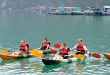 Mùa thu vàng khua mái chèo kayak trên vịnh Hạ Long Du khách chèo thuyền kayak ngắm cảnh vịnh Hạ Long /// Ảnh Lã Nghĩa Hiếu