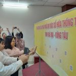 Dùng điện thoại quét mã QR tìm hiểu điểm du lịch Bà Rịa – Vũng Tàu Dùng điện thoại quét mã QR để biết thông tin, vị trí điểm tham quan /// Nguyễn Long