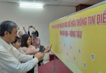 Dùng điện thoại quét mã QR tìm hiểu điểm du lịch Bà Rịa – Vũng Tàu Dùng điện thoại quét mã QR để biết thông tin, vị trí điểm tham quan /// Nguyễn Long