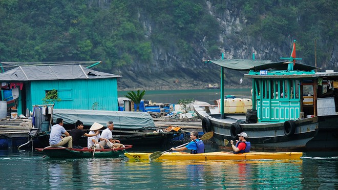 Mùa thu vàng khua mái chèo kayak trên vịnh Hạ Long - ảnh 4