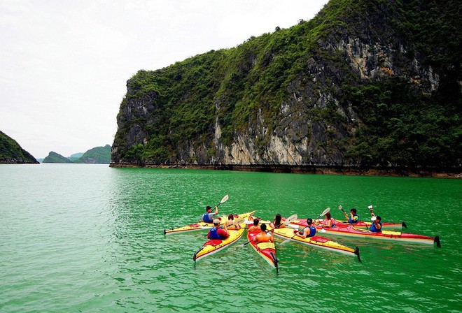 Mùa thu vàng khua mái chèo kayak trên vịnh Hạ Long - ảnh 1