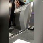 Nữ hành khách say rượu, nhảy chồm lên bàn đòi đánh nhân viên Nữ hành khách say rượu, nhảy chồm lên bàn đòi đánh nhân viên - 1