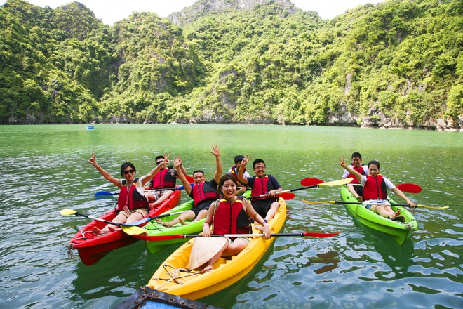 Mùa thu vàng khua mái chèo kayak trên vịnh Hạ Long - ảnh 5