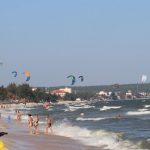 Điểm đến Mũi Né 25 năm sau sự kiện Nhật thực toàn phần Khách quốc tế lướt ván diểu trên bãi biển Mũi Né, tháng 2.2020 /// ảnh: Quế Hà