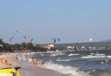 Điểm đến Mũi Né 25 năm sau sự kiện Nhật thực toàn phần Khách quốc tế lướt ván diểu trên bãi biển Mũi Né, tháng 2.2020 /// ảnh: Quế Hà