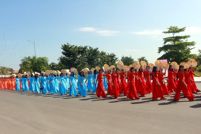 Hàng nghìn phụ nữ mặc áo dài diễu hành bên bờ vịnh Hạ Long - ảnh 1