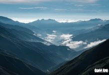 Biển mây ôm núi, vờn gió ở Háng Đồng Biển mây ôm núi, vờn gió ở Háng Đồng - Ảnh 2.