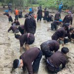 Người Sài Gòn về miền Tây lội sông bắt cá tìm lại ký ức tuổi thơ Lội sông bắt cá là hoạt động được yêu thích khi về miền Tây /// Ảnh: Vina Group