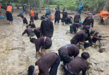 Người Sài Gòn về miền Tây lội sông bắt cá tìm lại ký ức tuổi thơ Lội sông bắt cá là hoạt động được yêu thích khi về miền Tây /// Ảnh: Vina Group