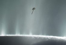 Mặt trăng bí ẩn của Sao Thổ xuất hiện lớp băng mới chưa thể giải thích Mặt trăng bí ẩn của Sao Thổ xuất hiện lớp băng mới chưa thể giải thích - Ảnh 1.