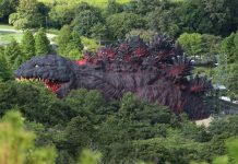 Đu dây vào miệng quái thú, “trò chơi siêu hot” mới ở Nhật Bản Đu dây vào miệng quái thú, “trò chơi siêu hot” mới ở Nhật Bản - Ảnh 1.