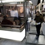 Độc đáo, nhà hàng trên vòng đu quay thời COVID-19 Độc đáo, nhà hàng trên vòng đu quay thời COVID-19 - Ảnh 1.