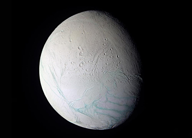 Mặt trăng bí ẩn của Sao Thổ xuất hiện lớp băng mới chưa thể giải thích - Ảnh 2.