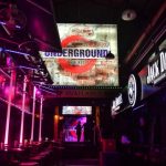 Quán bar, bãi biển đảo Phuket hoang vắng, mòn mỏi chờ du khách phuket hoang vang khach du lich vi covid-19 anh 1