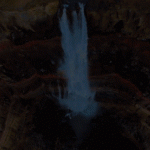 Thác nước đổ từ độ cao 128m xuyên qua tầng địa chất sắc vân đỏ rực Thác nước đổ từ độ cao 128m xuyên qua tầng địa chất sắc vân đỏ rực