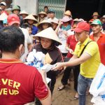 Nhiều tour thiện nguyện hướng về miền Trung dọn trường, công trình công cộng Nhiều tour thiện nguyện hướng về miền Trung dọn trường, công trình công cộng - Ảnh 1.