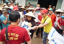 Nhiều tour thiện nguyện hướng về miền Trung dọn trường, công trình công cộng Nhiều tour thiện nguyện hướng về miền Trung dọn trường, công trình công cộng - Ảnh 1.