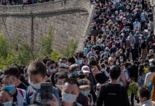 Phớt lờ giãn cách, dân Trung Quốc đổ xô tới Vạn Lý Trường Thành du khach do xo toi van ly truong thanh anh 1