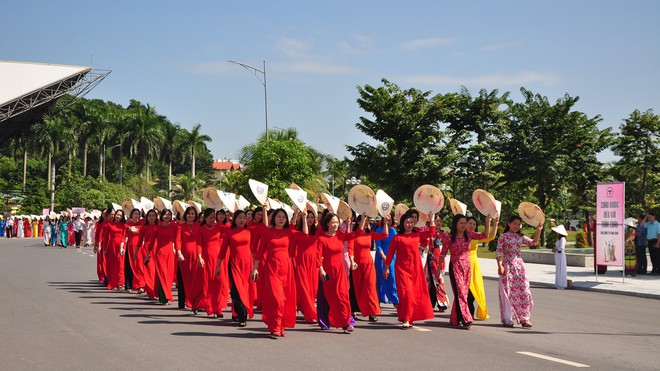 Hàng nghìn phụ nữ mặc áo dài diễu hành bên bờ vịnh Hạ Long - ảnh 2
