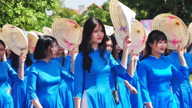 Hàng nghìn phụ nữ mặc áo dài diễu hành bên bờ vịnh Hạ Long - ảnh 3
