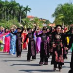 Hàng nghìn phụ nữ mặc áo dài diễu hành bên bờ vịnh Hạ Long Hàng nghìn phụ nữ tham gia trình diễn áo dài bên bờ vịnh Hạ Long /// Ảnh Lã Nghĩa Hiếu