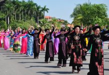 Hàng nghìn phụ nữ mặc áo dài diễu hành bên bờ vịnh Hạ Long Hàng nghìn phụ nữ tham gia trình diễn áo dài bên bờ vịnh Hạ Long /// Ảnh Lã Nghĩa Hiếu