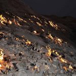 Sườn đồi tự bốc cháy là điểm dã ngoại ở Iran Suon doi tu boc chay o Iran anh 1