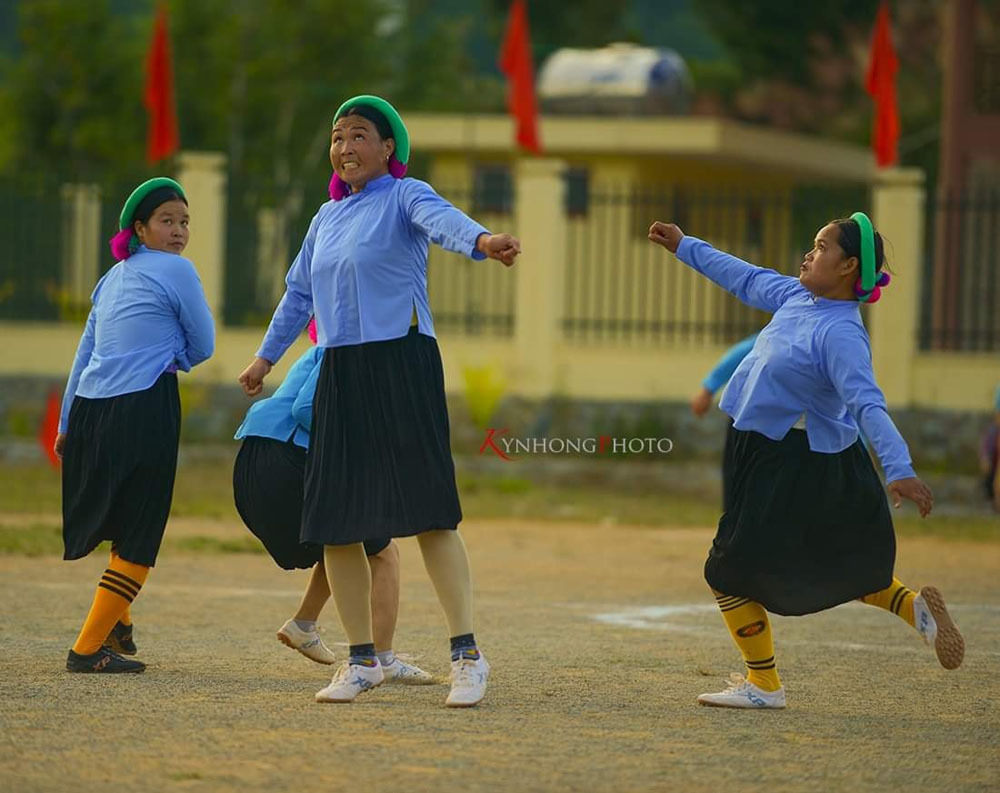 Thôn nữ mặc váy rực rỡ tranh bóng ở Quảng Ninh