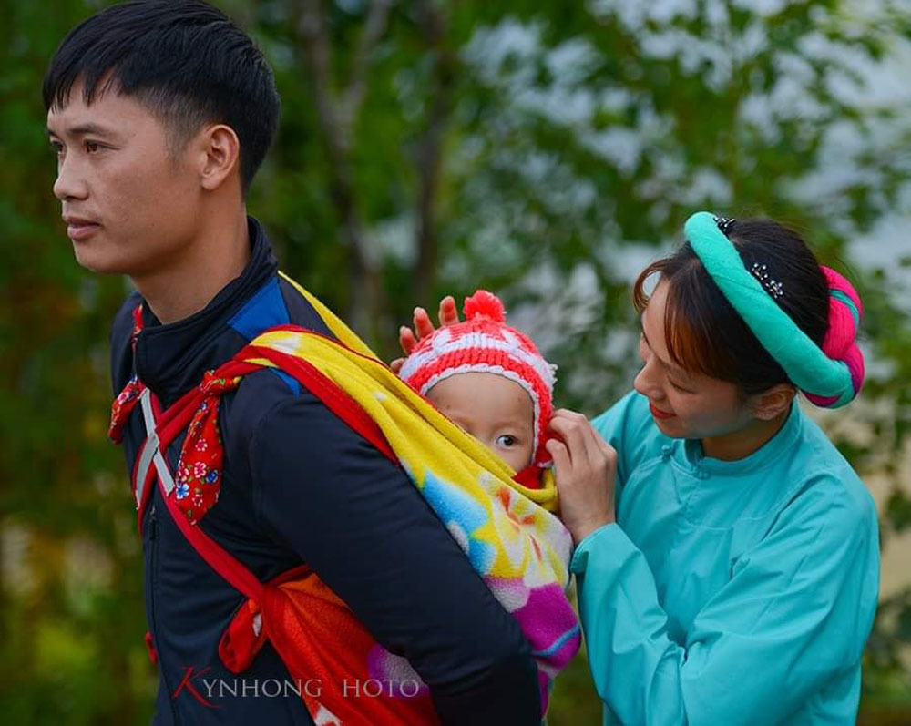 Thôn nữ mặc váy rực rỡ tranh bóng ở Quảng Ninh