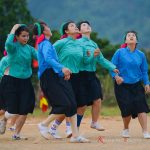 Thôn nữ mặc váy rực rỡ tranh bóng ở Quảng Ninh Thôn nữ mặc váy rực rỡ tranh bóng ở Quảng Ninh