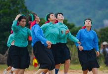 Thôn nữ mặc váy rực rỡ tranh bóng ở Quảng Ninh Thôn nữ mặc váy rực rỡ tranh bóng ở Quảng Ninh