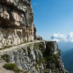 Những con đường tử thần nguy hiểm nhất thế giới Pasubio, Ý: Một con đường cực kỳ hẹp chạy men theo vách núi cao ngất ngưởng, mặc dù có tầm nhìn ngoạn mục nhưng việc lái xe vô cùng khó khăn và quá nguy hiểm.