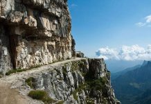 Những con đường tử thần nguy hiểm nhất thế giới Pasubio, Ý: Một con đường cực kỳ hẹp chạy men theo vách núi cao ngất ngưởng, mặc dù có tầm nhìn ngoạn mục nhưng việc lái xe vô cùng khó khăn và quá nguy hiểm.