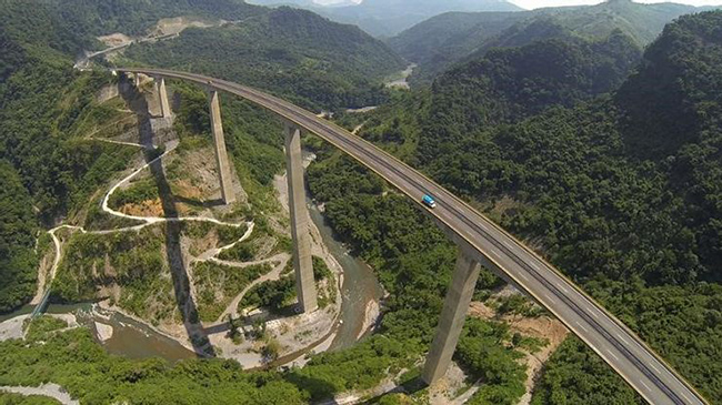 Đường cao tốc liên bang 1, Mexico: Con đường được xây băng qua không trung với bề ngang rất hẹp và không có rào chắn. 