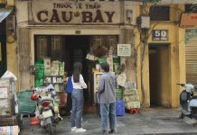 Hà Nội xưa qua những biển hiệu nhuốm màu thời gian Hà Nội xưa qua những biển hiệu nhuốm màu thời gian - Ảnh 1.