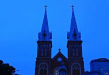 Người dân Sài Gòn đội mưa, đưa con đến nhà thờ chơi cùng bồ câu Người dân Sài Gòn đội mưa, đưa con đến nhà thờ chơi cùng bồ câu