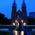 Người dân Sài Gòn đội mưa, đưa con đến nhà thờ cho bồ câu ăn Người dân Sài Gòn đội mưa, đưa con đến nhà thờ cho bồ câu ăn