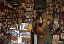 Cửa hàng sách “huyền thoại” ở Paris (Pháp) “thoi thóp” vì COVID-19 Cửa hàng sách “huyền thoại” ở Paris (Pháp) “thoi thóp” vì COVID-19 - Ảnh 1.