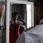 Thất nghiệp vì COVID-19, phi công phải đi bán mì Thất nghiệp vì COVID-19, phi công phải đi bán mì - Ảnh 1.