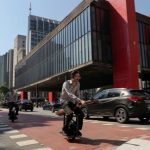 Kỳ lạ, hai chàng trai sử dụng “chổi” để di chuyển tại Brazil Kỳ lạ, hai chàng trai sử dụng “chổi” để di chuyển tại Brazil - Ảnh 1.