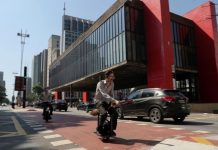 Kỳ lạ, hai chàng trai sử dụng “chổi” để di chuyển tại Brazil Kỳ lạ, hai chàng trai sử dụng “chổi” để di chuyển tại Brazil - Ảnh 1.